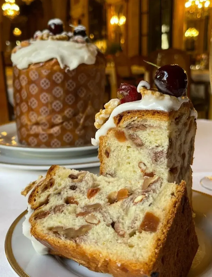 Panetón artesanal premium con una porción servida