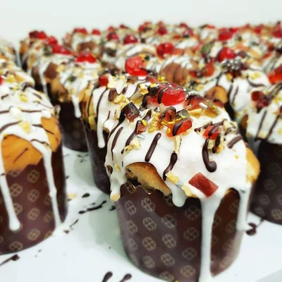 Panetones artesanales con frutas y glaseado