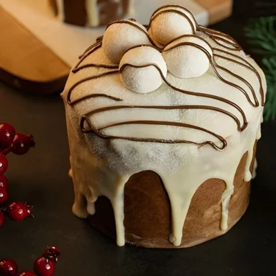 Panetón artesanal con glaseado blanco y chocolate